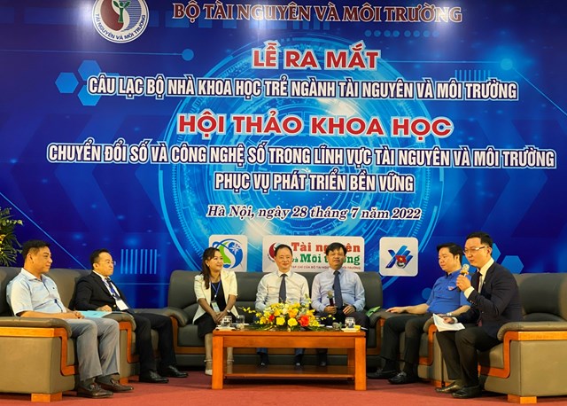 C&aacute;c đại biểu tham dự Toạ đ&agrave;m &ldquo;Vai tr&ograve; của c&aacute;c Nh&agrave; khoa học trẻ trong chuyển đổi số và c&ocirc;ng nghệ s&ocirc;́ lĩnh vực t&agrave;i nguy&ecirc;n v&agrave; m&ocirc;i trường phục vụ phát tri&ecirc;̉n bền vững&rdquo; .